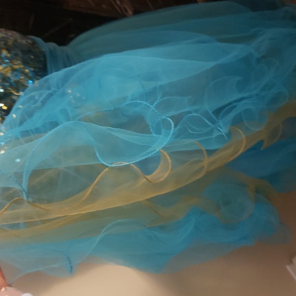 Beautiful 3 layerd puff dress - Picture 2 of 5